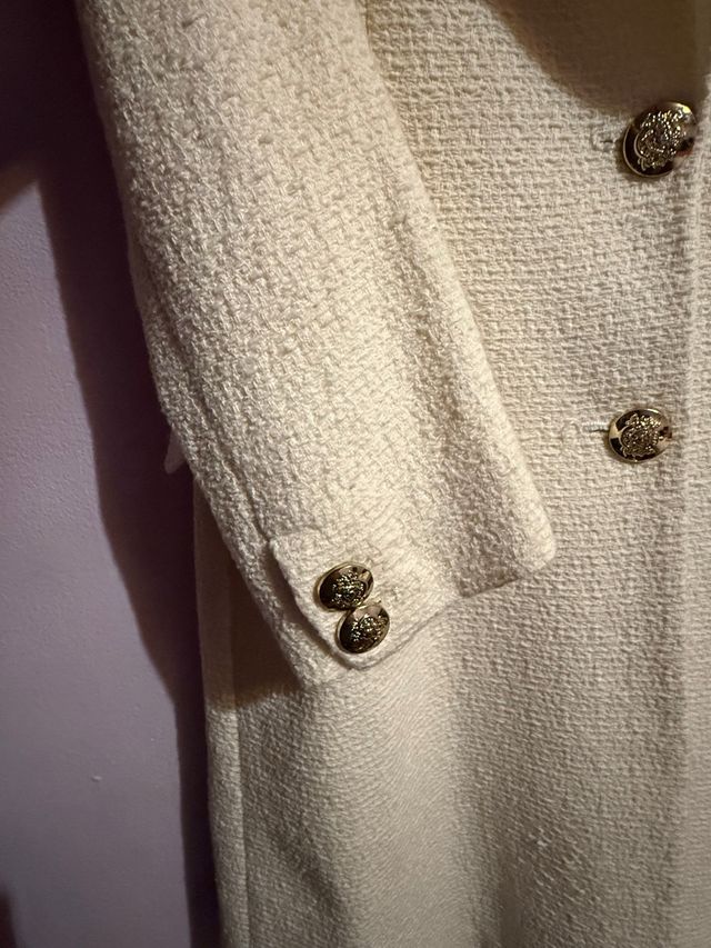 Abrigo Zara Beige con Botones Dorados