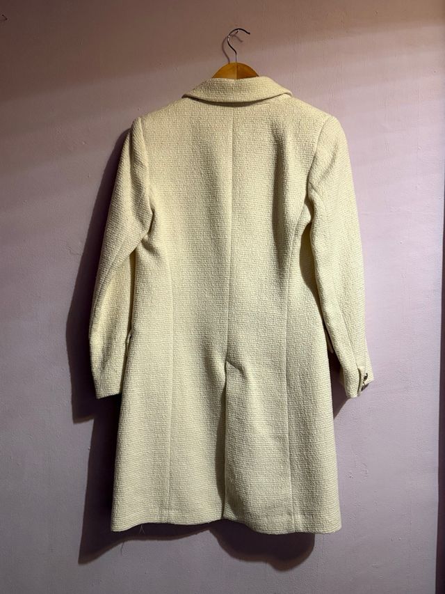 Abrigo Zara Beige con Botones Dorados