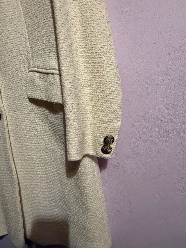 Abrigo Zara Beige con Botones Dorados