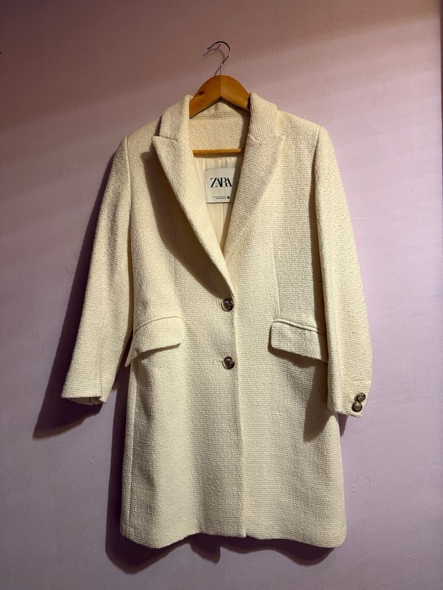 Abrigo Zara Beige con Botones Dorados