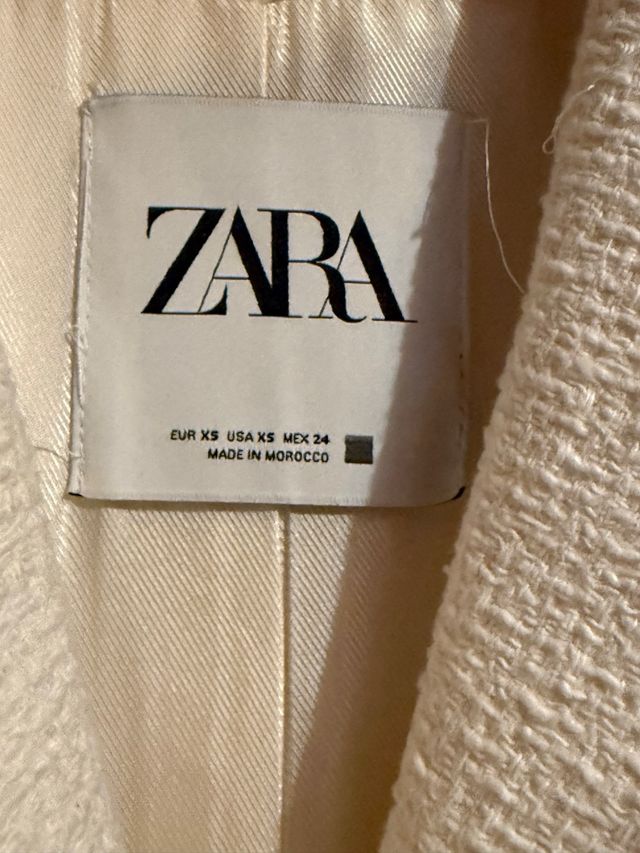 Abrigo Zara Beige con Botones Dorados