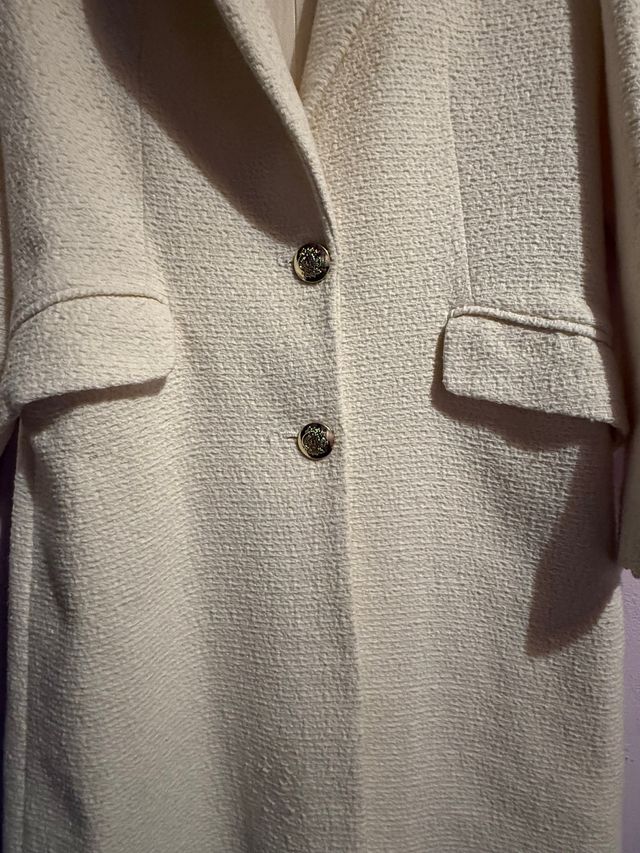 Abrigo Zara Beige con Botones Dorados