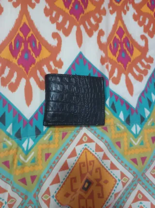 Cartera de piel negra con textura