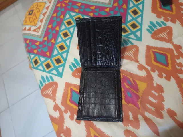 Cartera de piel negra con textura