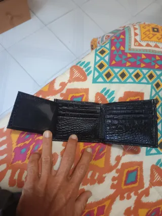Cartera de piel negra con textura