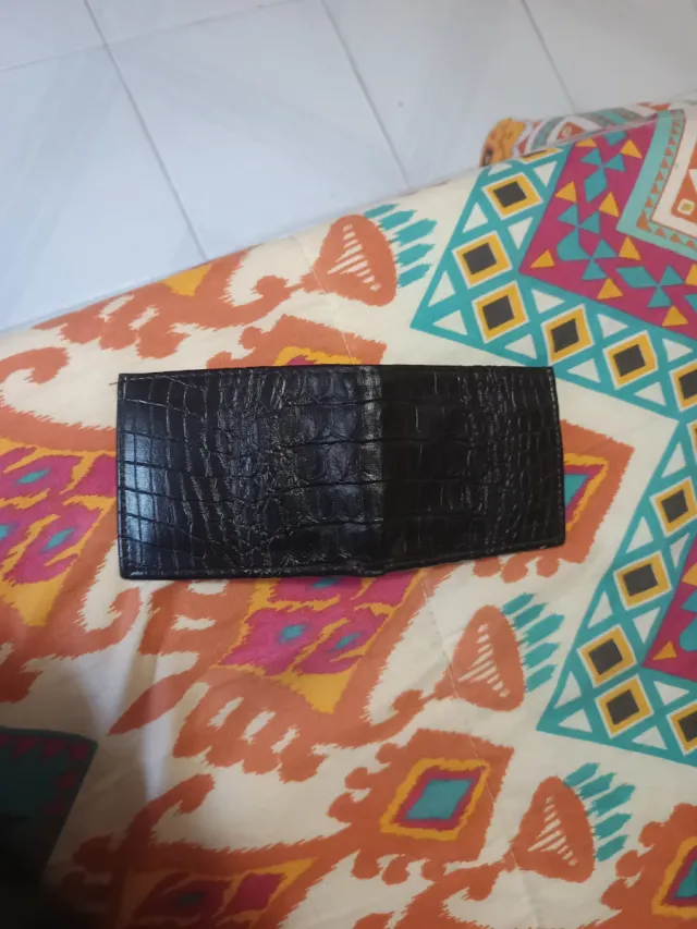 Cartera de piel negra con textura