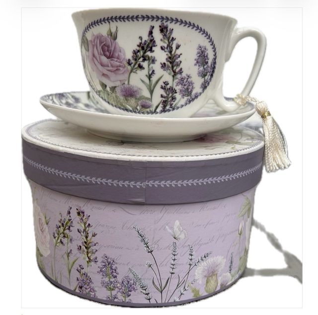 Taza y plato floral lavanda con caja