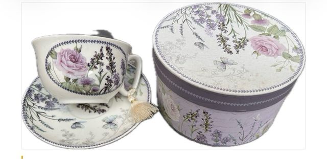 Taza y plato floral lavanda con caja