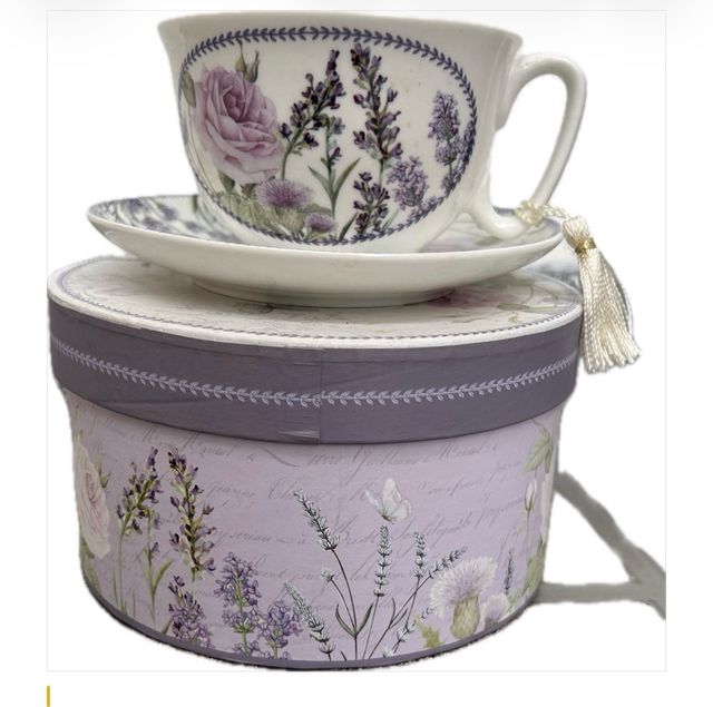 Taza y plato floral lavanda con caja