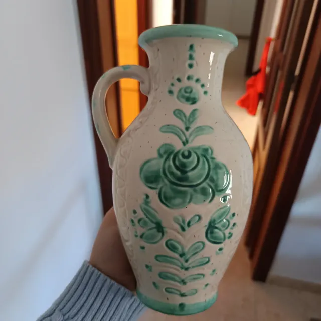 Jarrón de cerámica con detalle floral