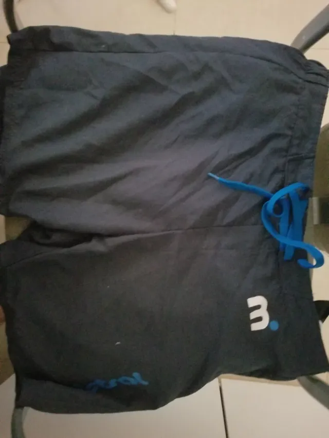 Pantalón corto deportivo azul y gris