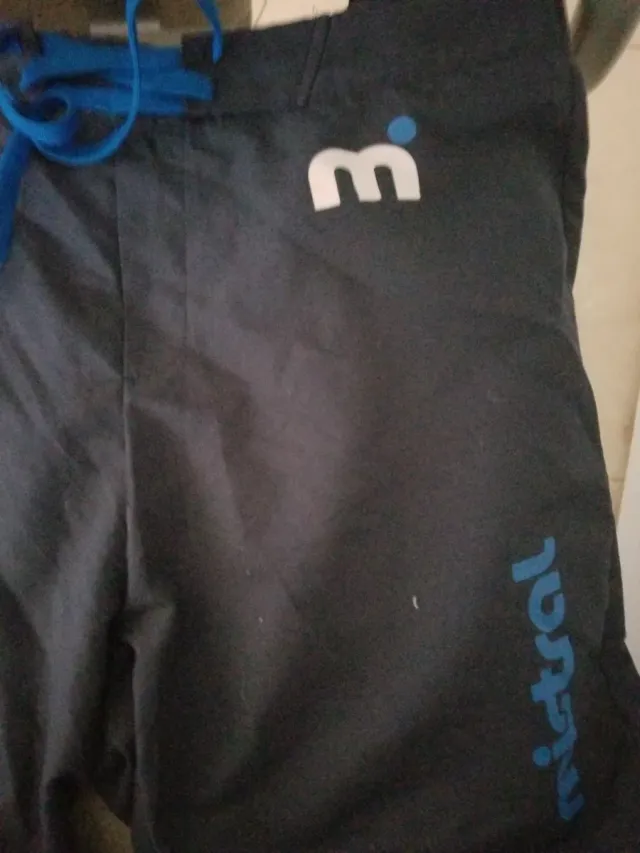Pantalón corto deportivo azul y gris