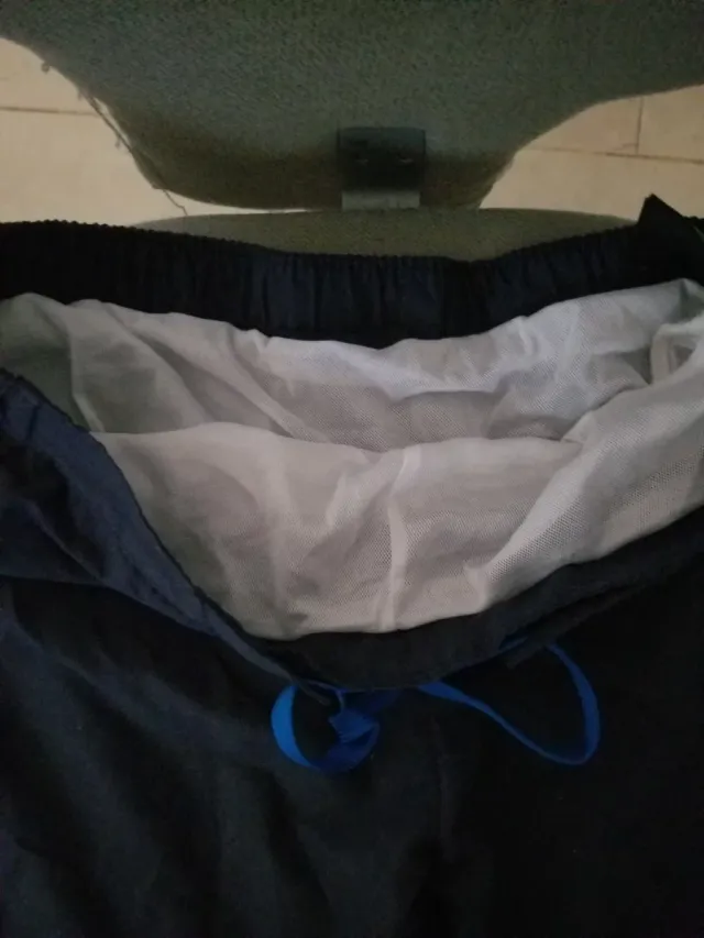 Pantalón corto deportivo azul y gris