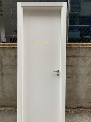 Puerta blanca de paso