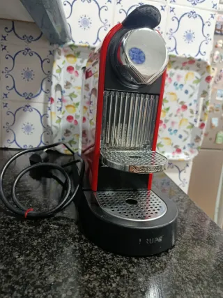 Cafetera Nespresso Roja + Capsulero