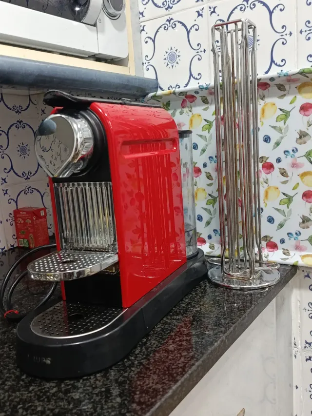 Cafetera Nespresso Roja + Capsulero