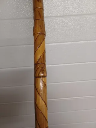 Bastón tallado madera