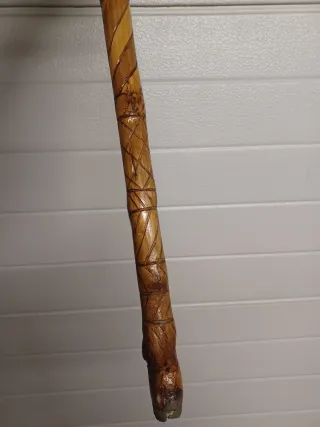 Bastón tallado madera