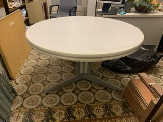 Mesa redonda de madera y metal