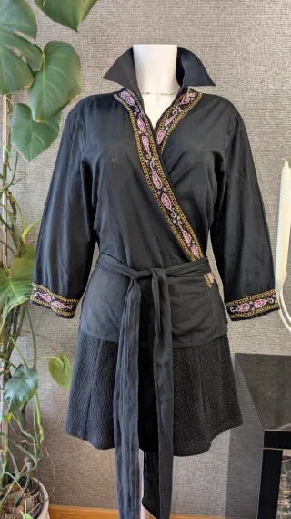 Blusa cruzada con pedrería
