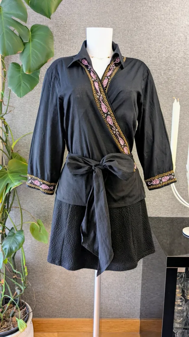 Blusa cruzada con pedrería