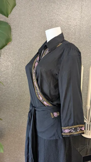 Blusa cruzada con pedrería