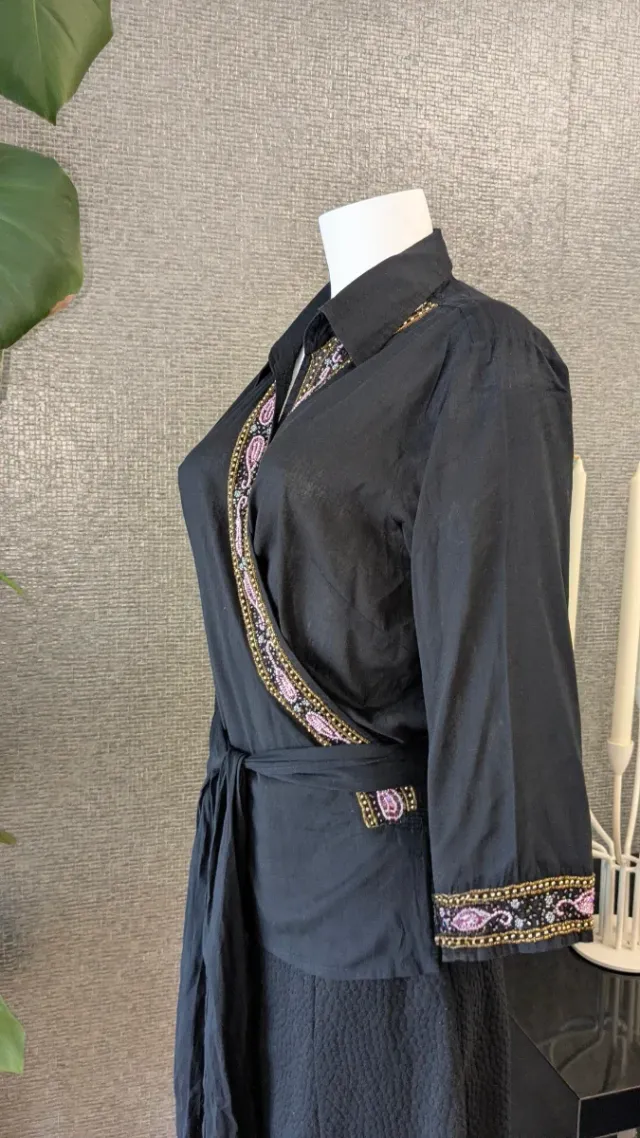 Blusa cruzada con pedrería