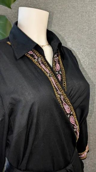 Blusa cruzada con pedrería