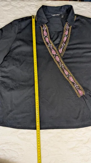 Blusa cruzada con pedrería