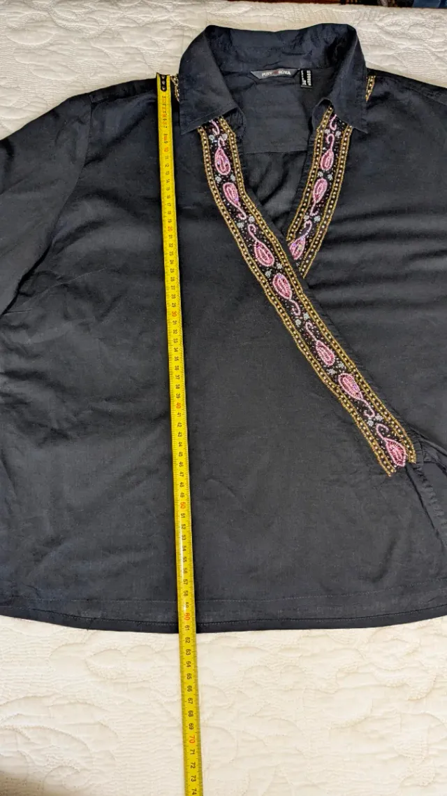 Blusa cruzada con pedrería