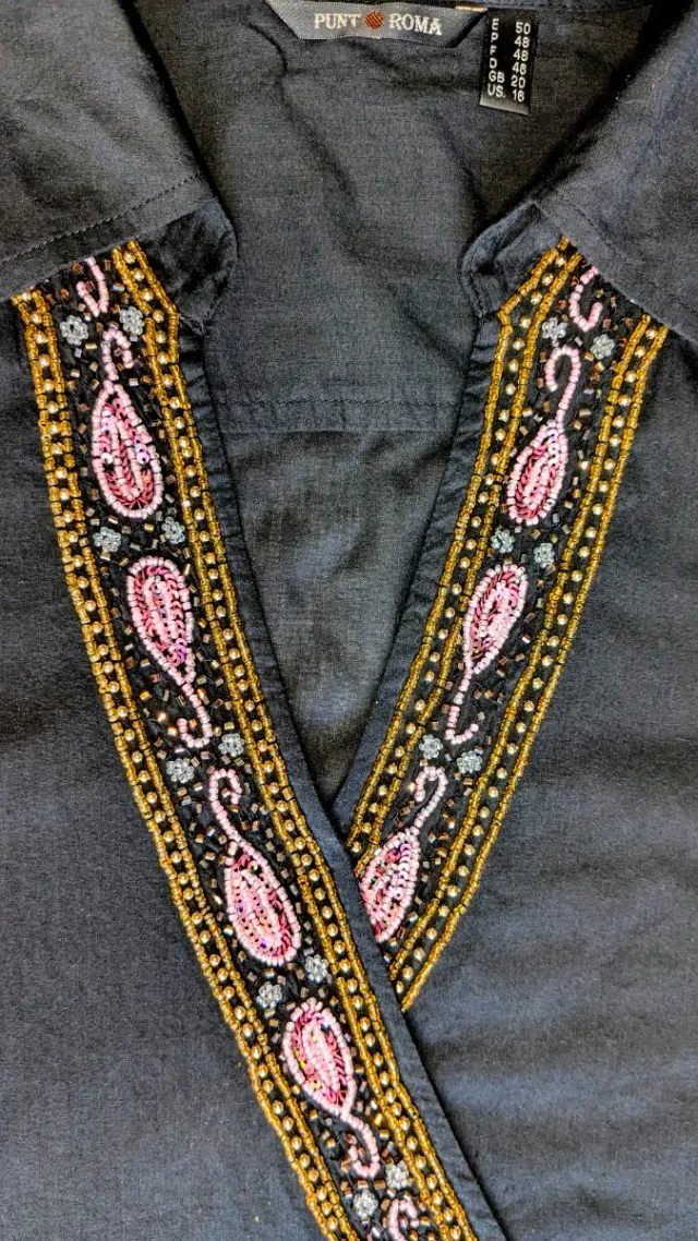 Blusa cruzada con pedrería