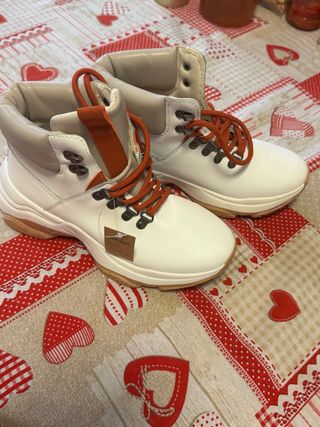 Botas blancas con cordones naranjas