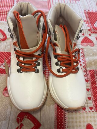 Botas blancas con cordones naranjas