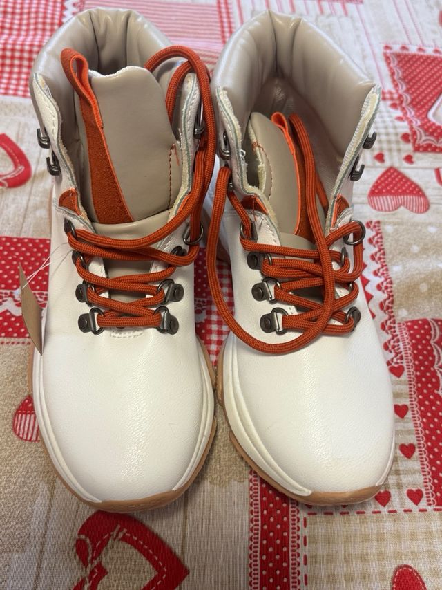 Botas blancas con cordones naranjas