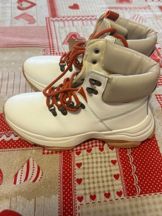Botas blancas con cordones naranjas