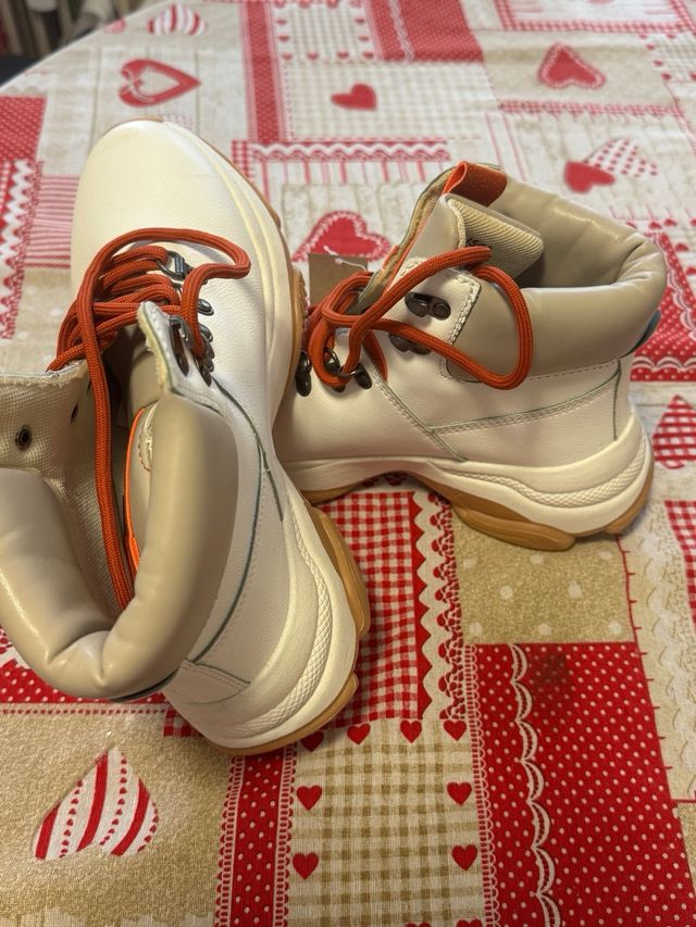 Botas blancas con cordones naranjas