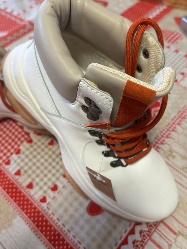 Botas blancas con cordones naranjas