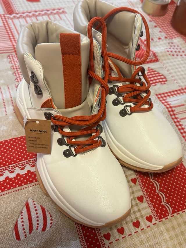 Botas blancas con cordones naranjas