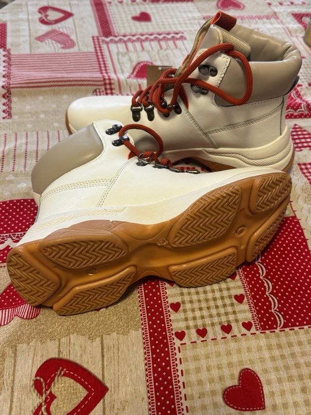 Botas blancas con cordones naranjas