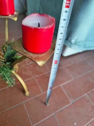 Porta candele oro fatto a mano con candele rosse