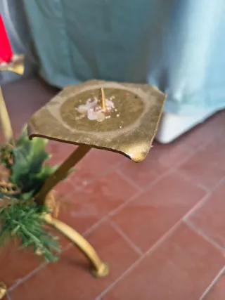 Porta candele oro fatto a mano con candele rosse