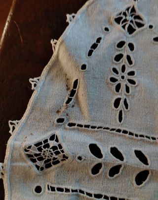 Centrotavola ricamato a mano