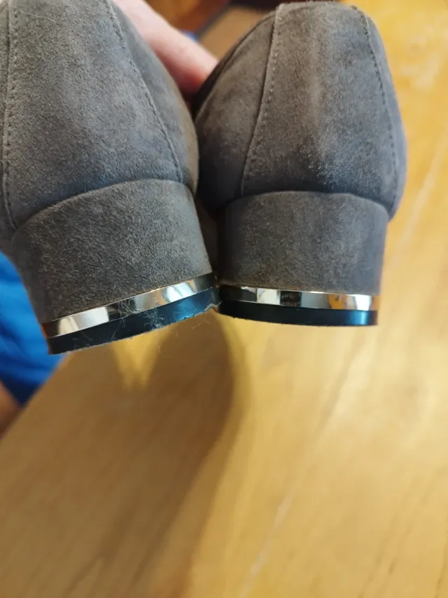 Scarpe scamosciate colore tortora con fiocco