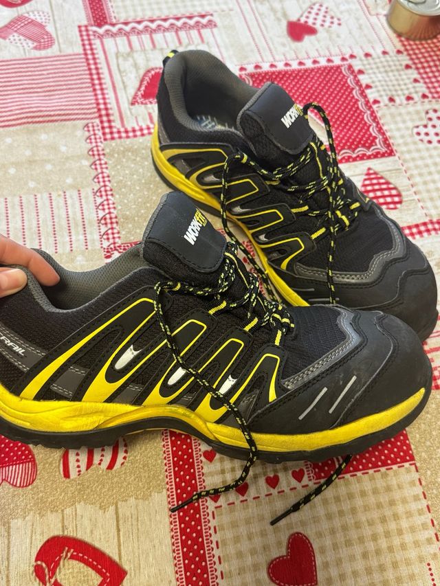Zapatos de seguridad WORKFIT negros y amarillos