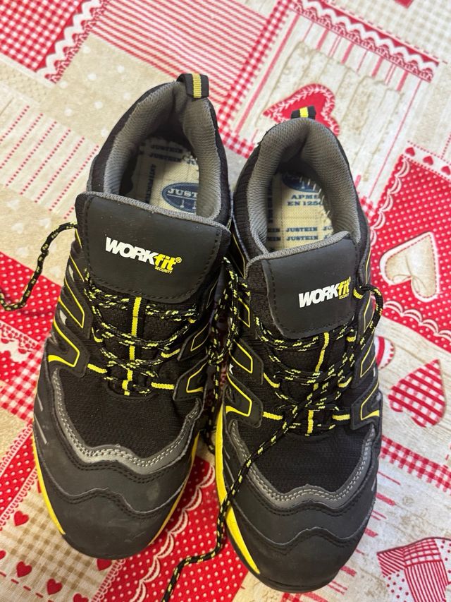 Zapatos de seguridad WORKFIT negros y amarillos