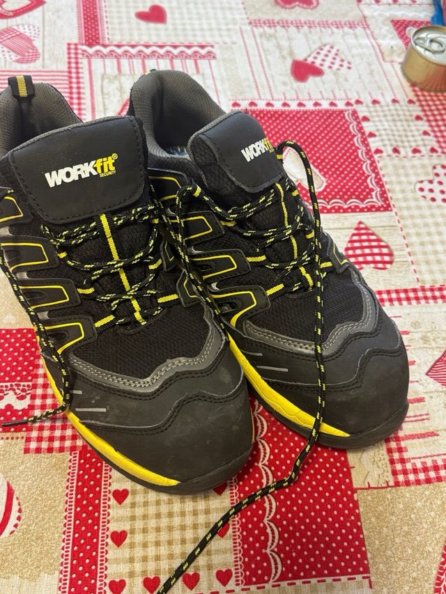 Zapatos de seguridad WORKFIT negros y amarillos