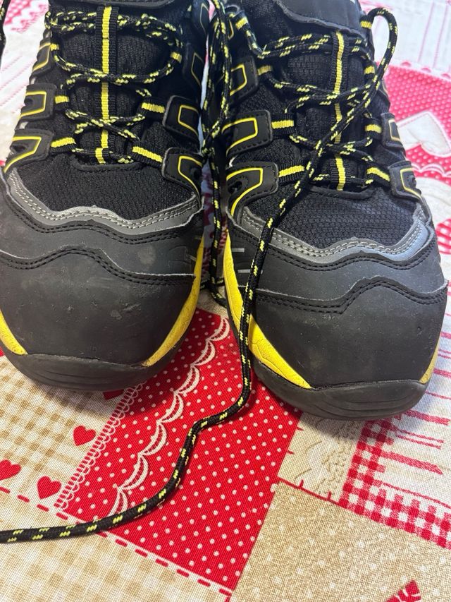 Zapatos de seguridad WORKFIT negros y amarillos