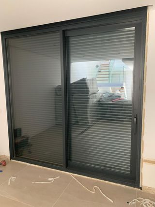 Puerta corredera con persiana eléctrica