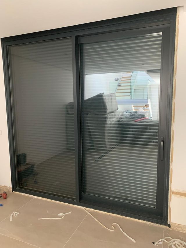 Puerta corredera con persiana eléctrica