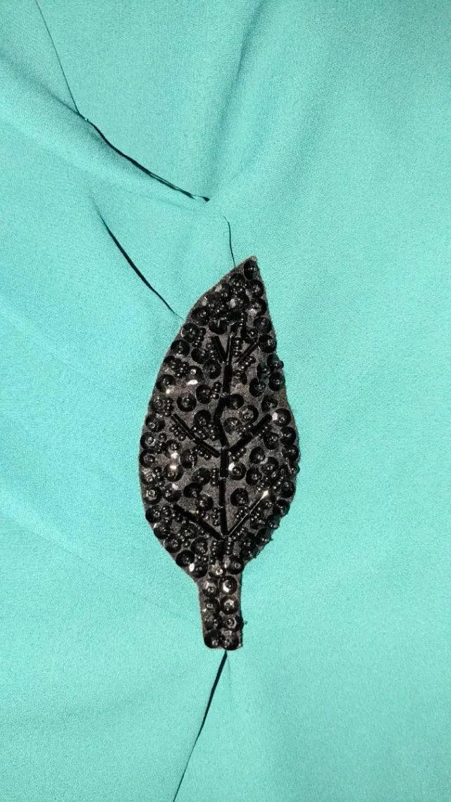 Vestido crepé fiesta hojas pedrería